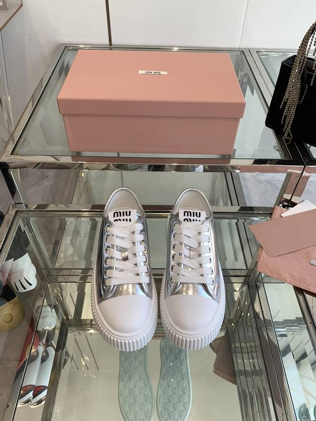 Miu Miu 缪缪24Ss 春夏新款 厚底做旧小白鞋 简约造型，超轻发泡鞋底，脚感妥妥满分 好看又百搭 码数：35-40 40定做